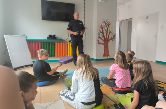 Pogadanka funkcjonariusza policji z dziećmi uczęszczającymi do świetlicy