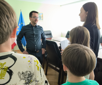 Dzieci wręczają zaproszenie na piknik Burmistrzowi Miasta